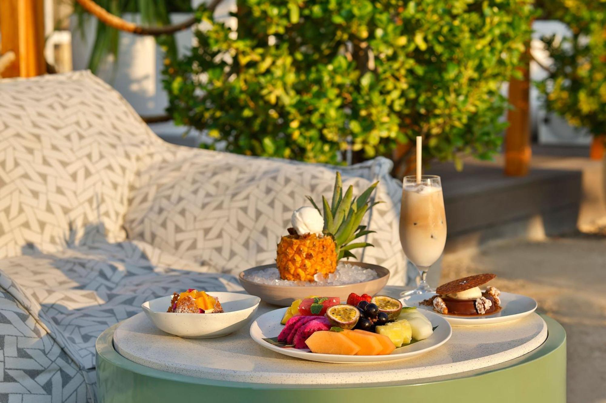Marriott Resort Palm Jumeirah, Dubai Exterior photo A fruit salad