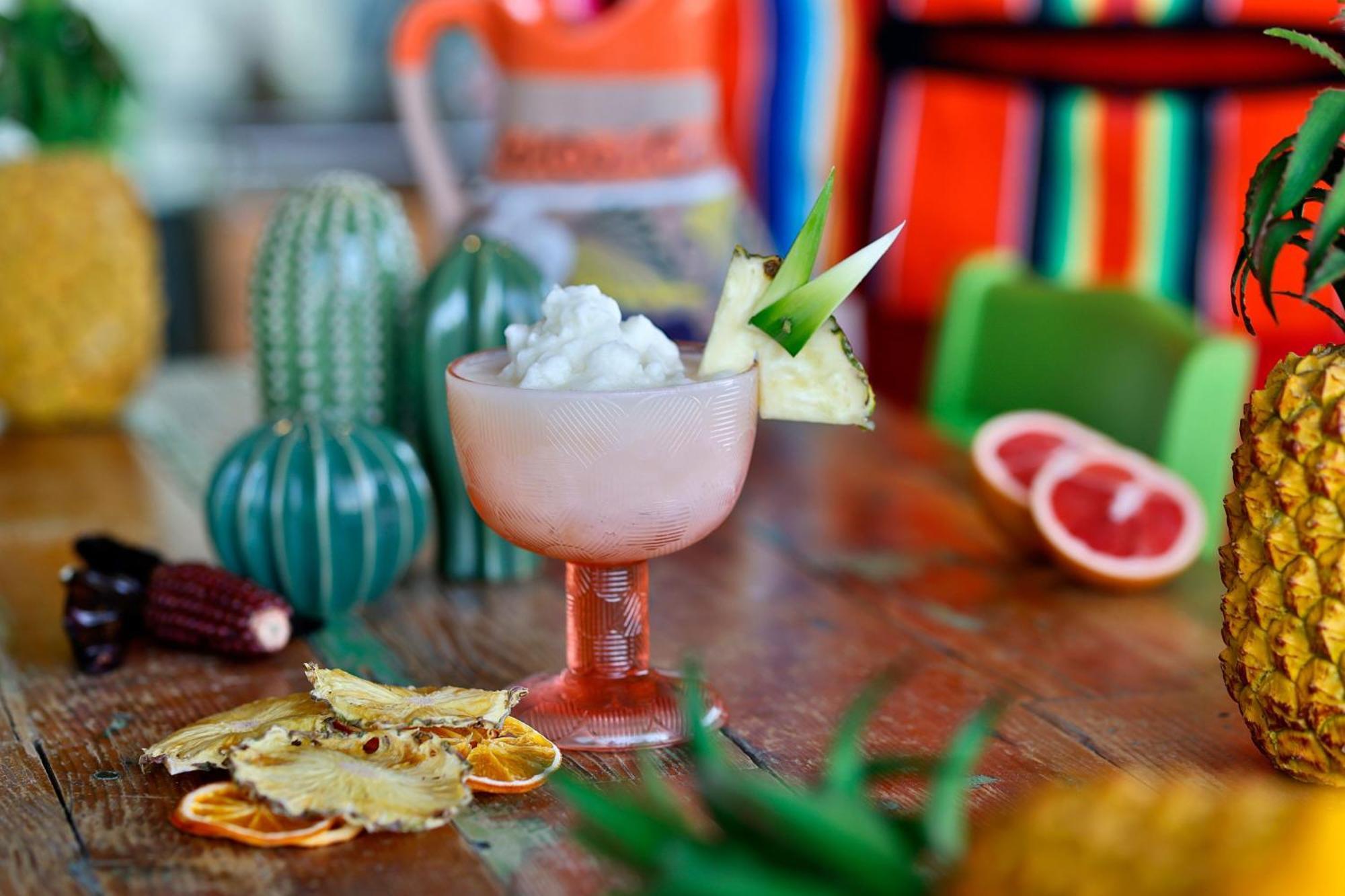 Marriott Resort Palm Jumeirah, Dubai Exterior photo A frozen margarita garnished with lime and pineapple