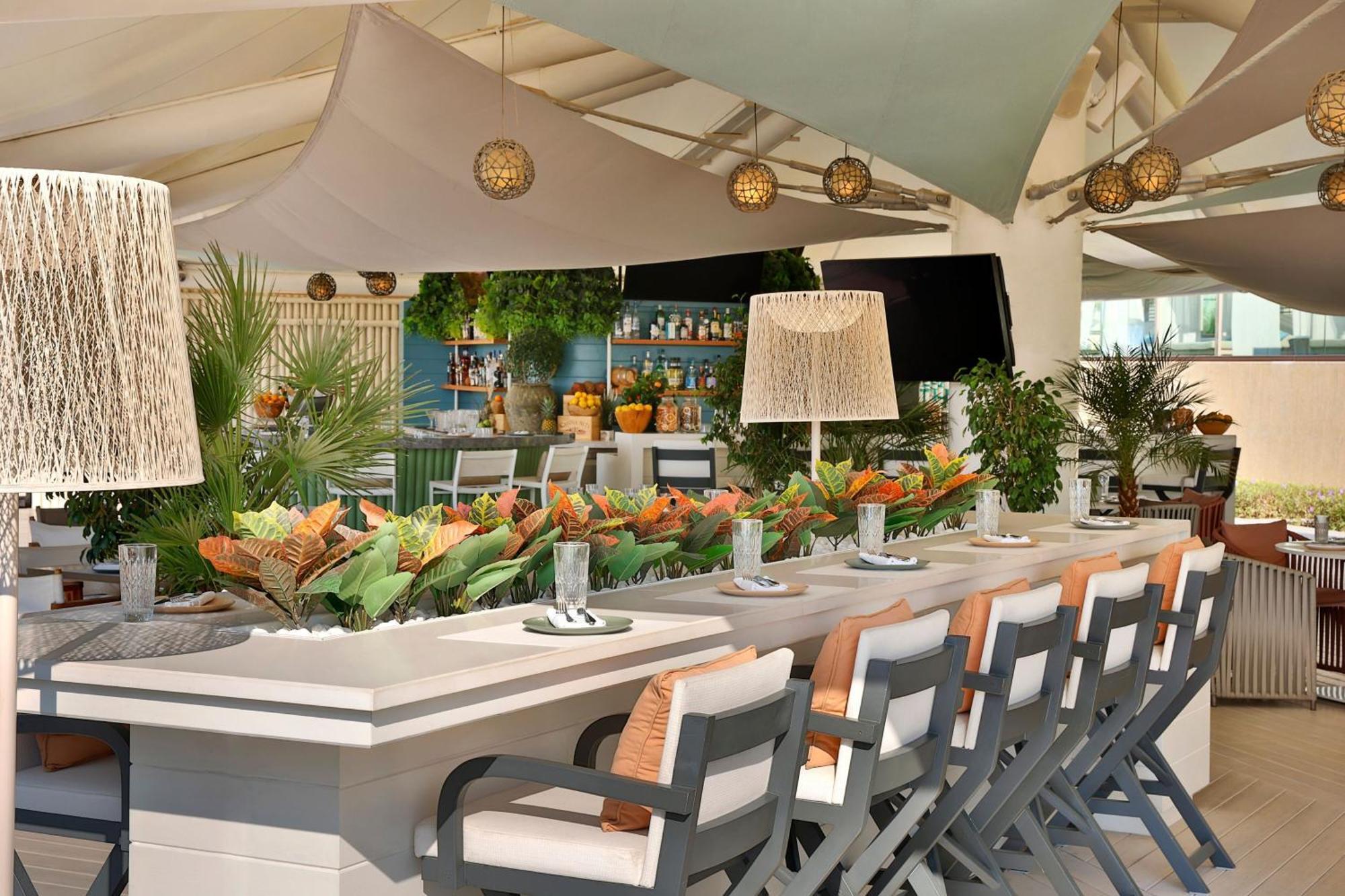 Marriott Resort Palm Jumeirah, Dubai Exterior photo The bar at the 12th knot