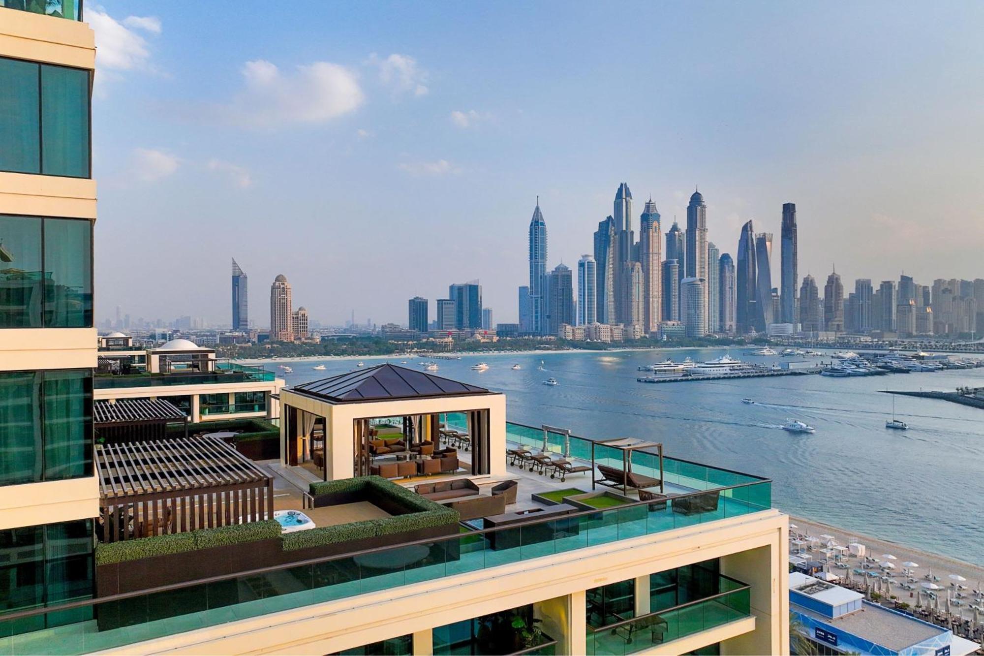 Marriott Resort Palm Jumeirah, Dubai Exterior photo View of Dubai Marina from the Westin