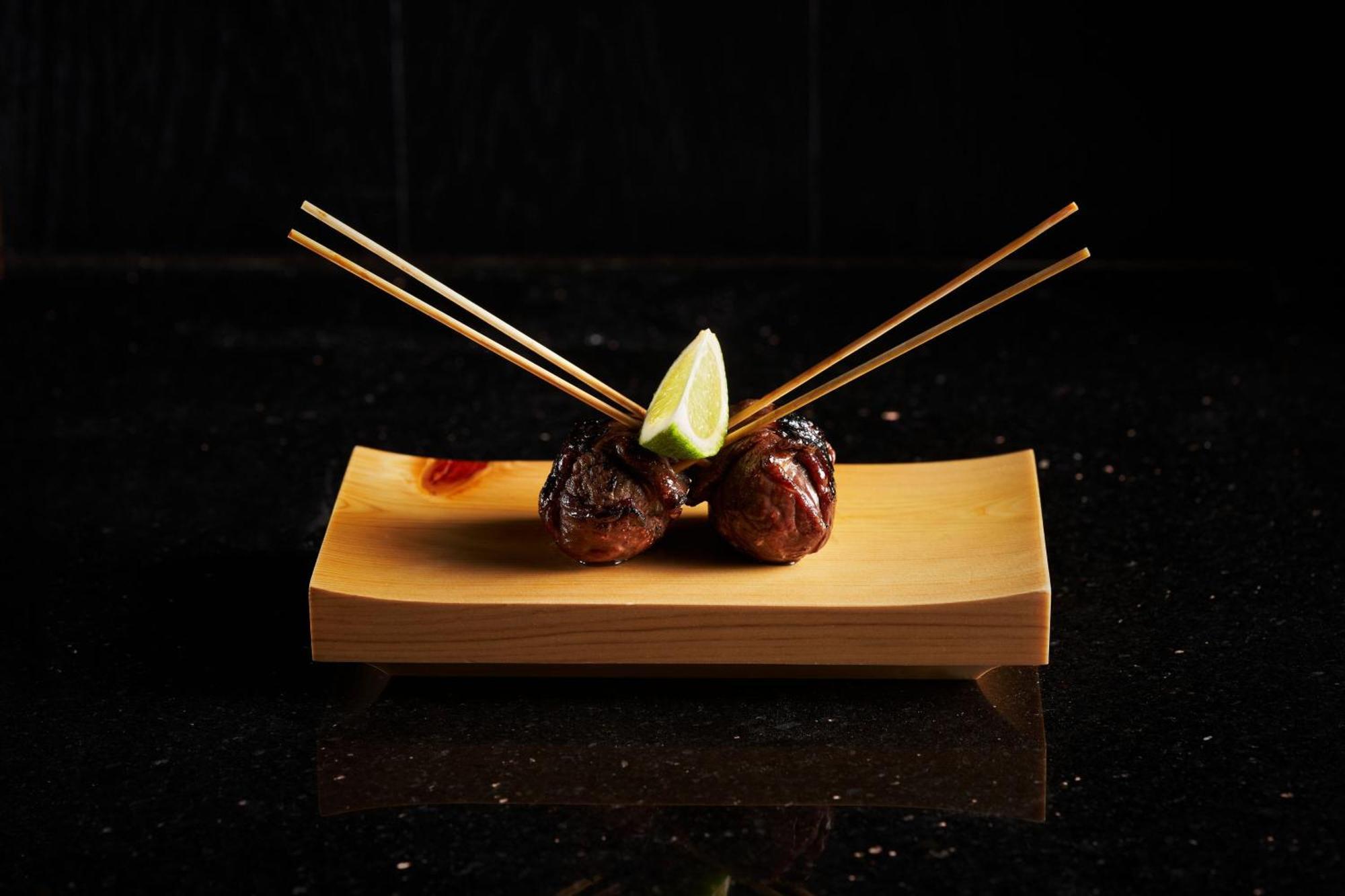 Marriott Resort Palm Jumeirah, Dubai Exterior photo A plate of yakitori