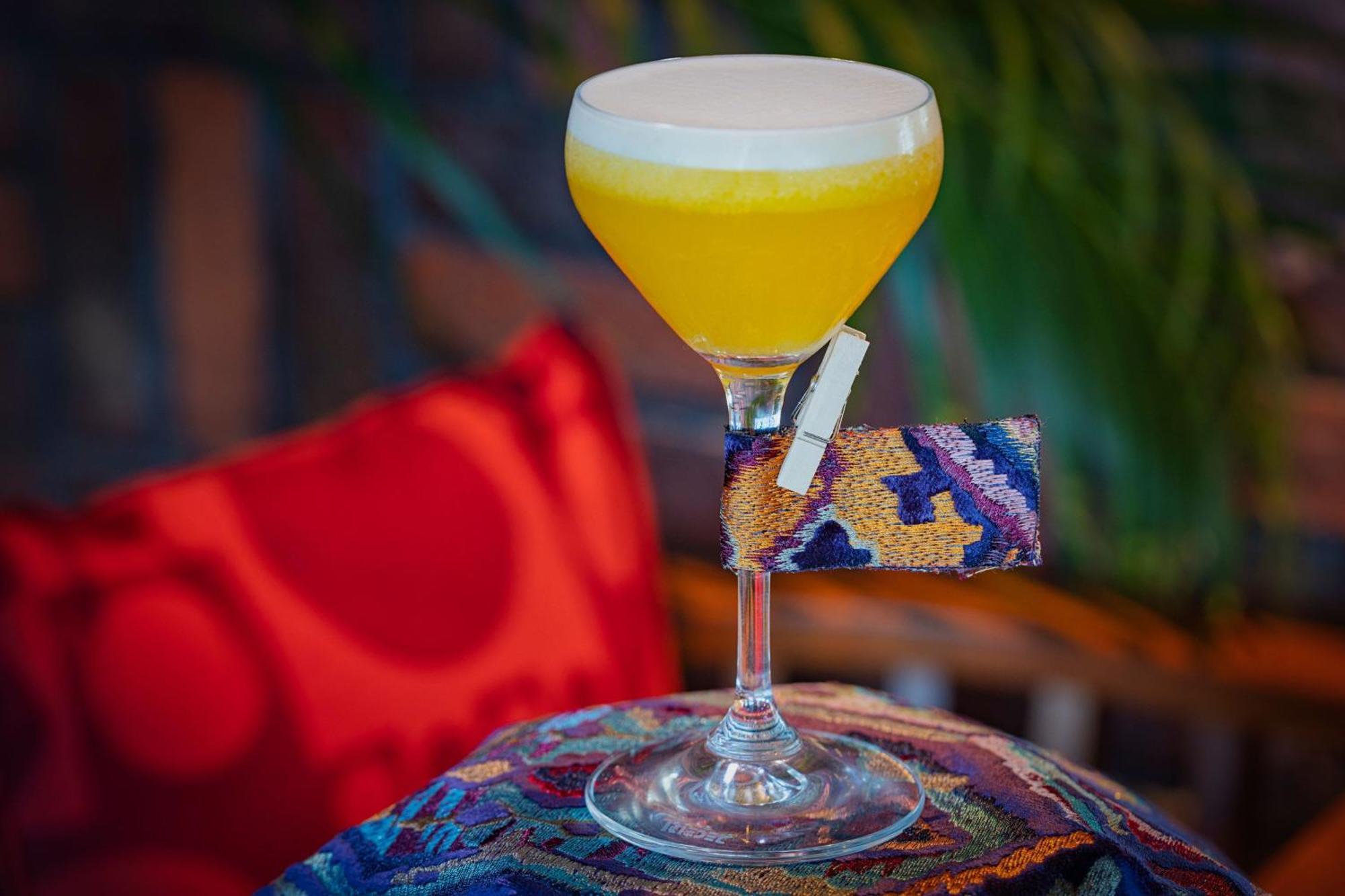 Marriott Resort Palm Jumeirah, Dubai Exterior photo A yellow bird