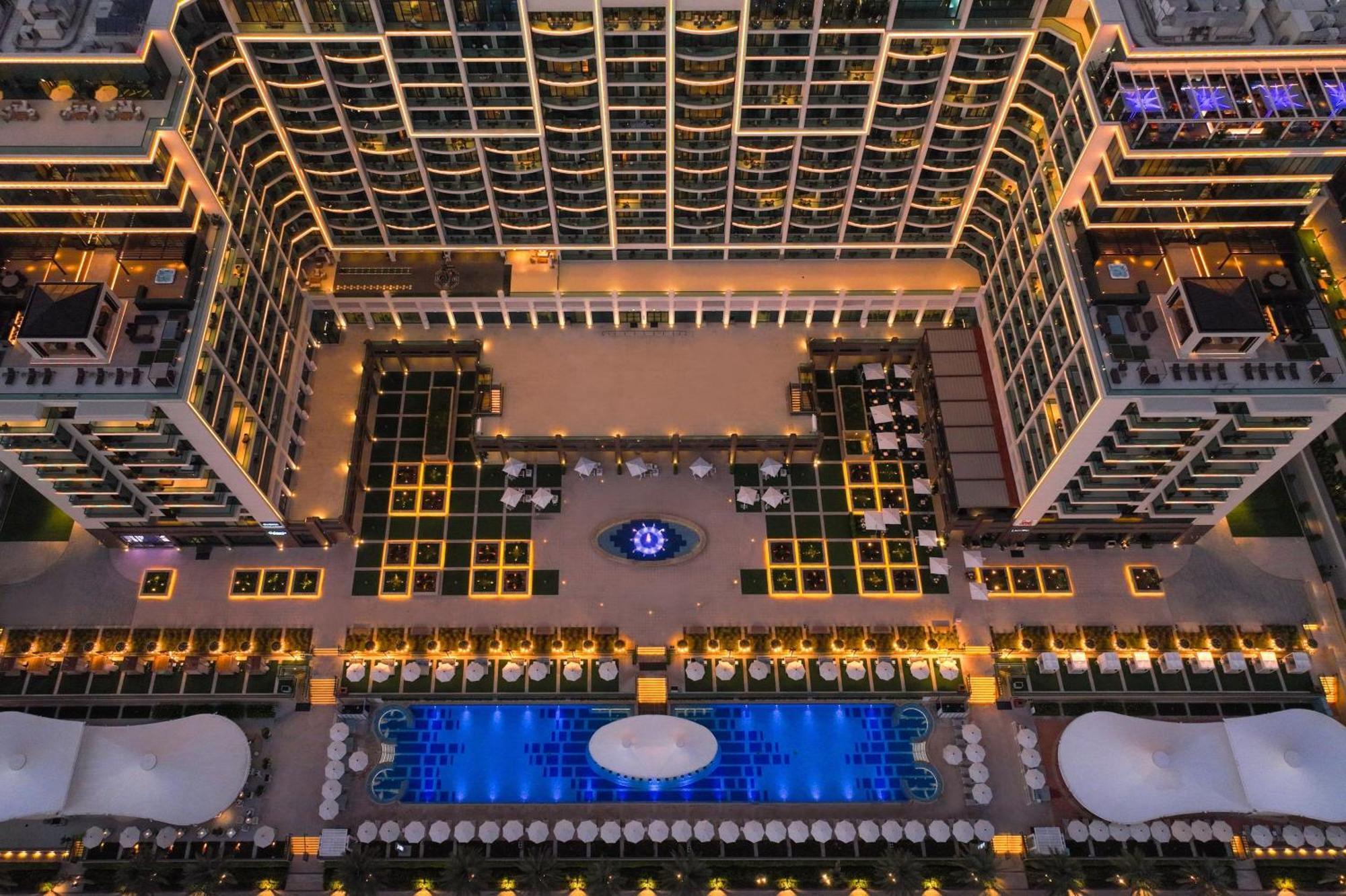 Marriott Resort Palm Jumeirah, Dubai Exterior photo The hotel's courtyard